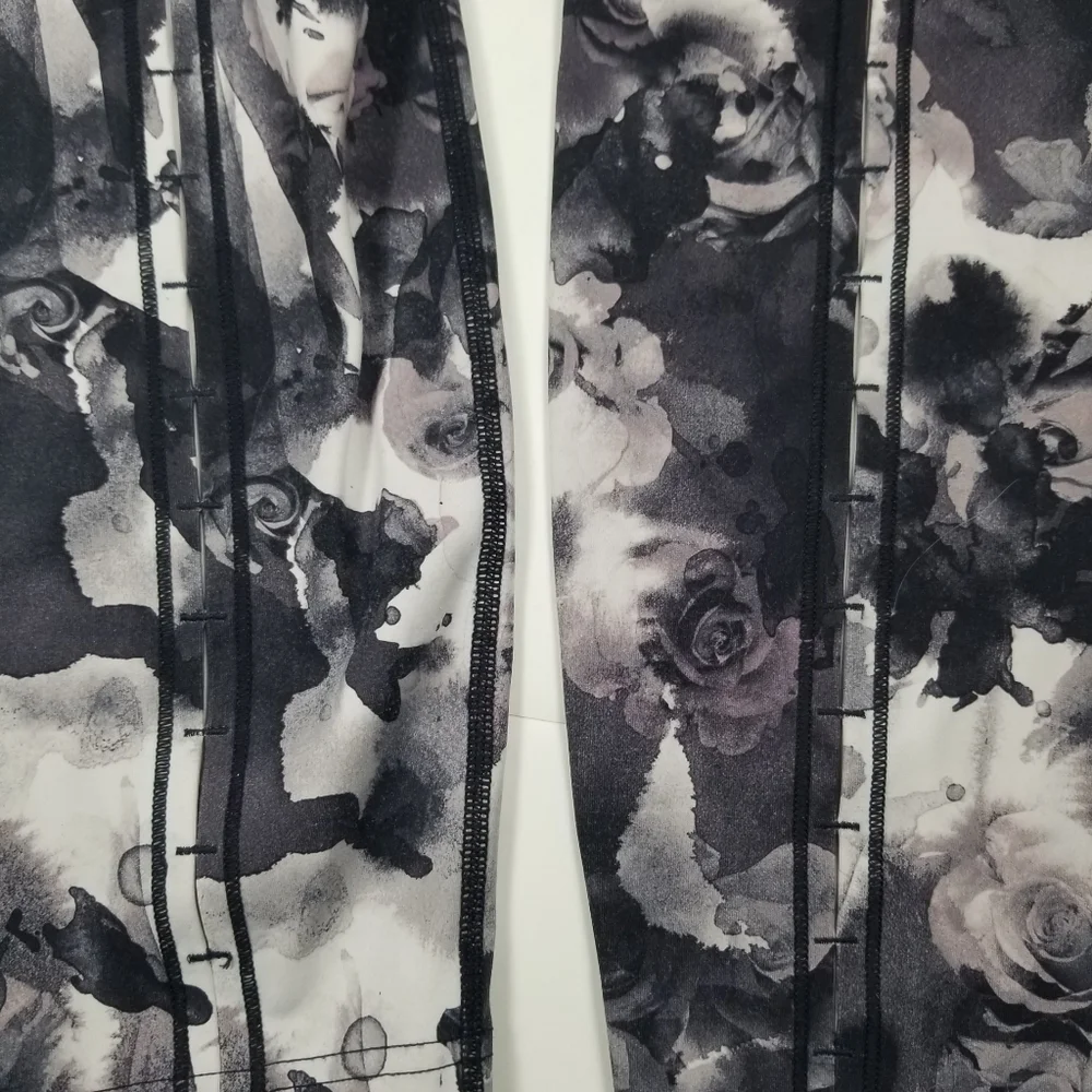 Lululemon Sz 8 Leggings High Rise Back Leg Stitch Gray Floral